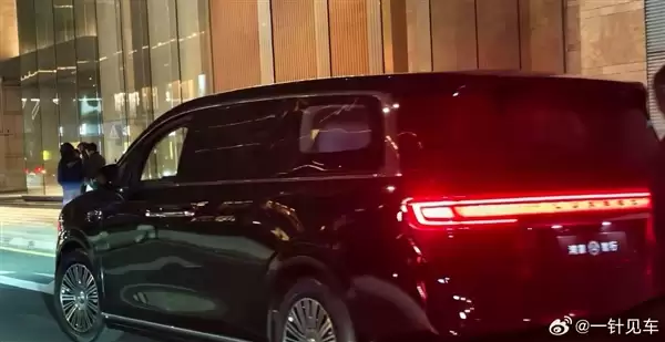 鸿蒙智行首款MPV 智界V9实车首曝：前后灯点亮辨识度超强