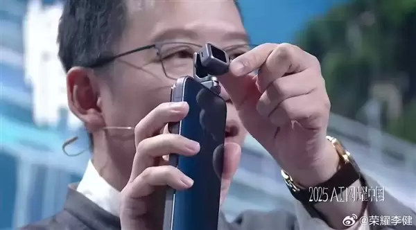 吴晓波展示荣耀ROBOT PHONE:世界上第一款手机机器人!