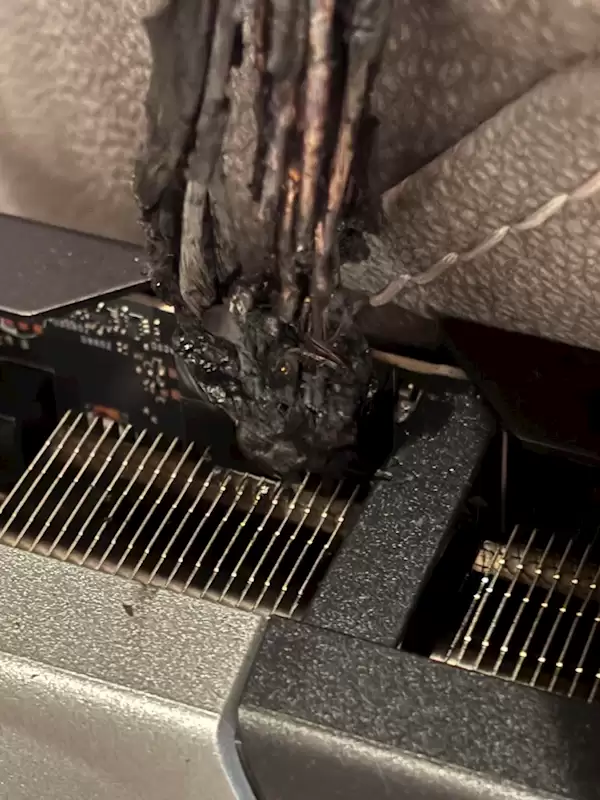 RTX 5090原装电源线起火面目全非！CPU水冷管惨遭波及