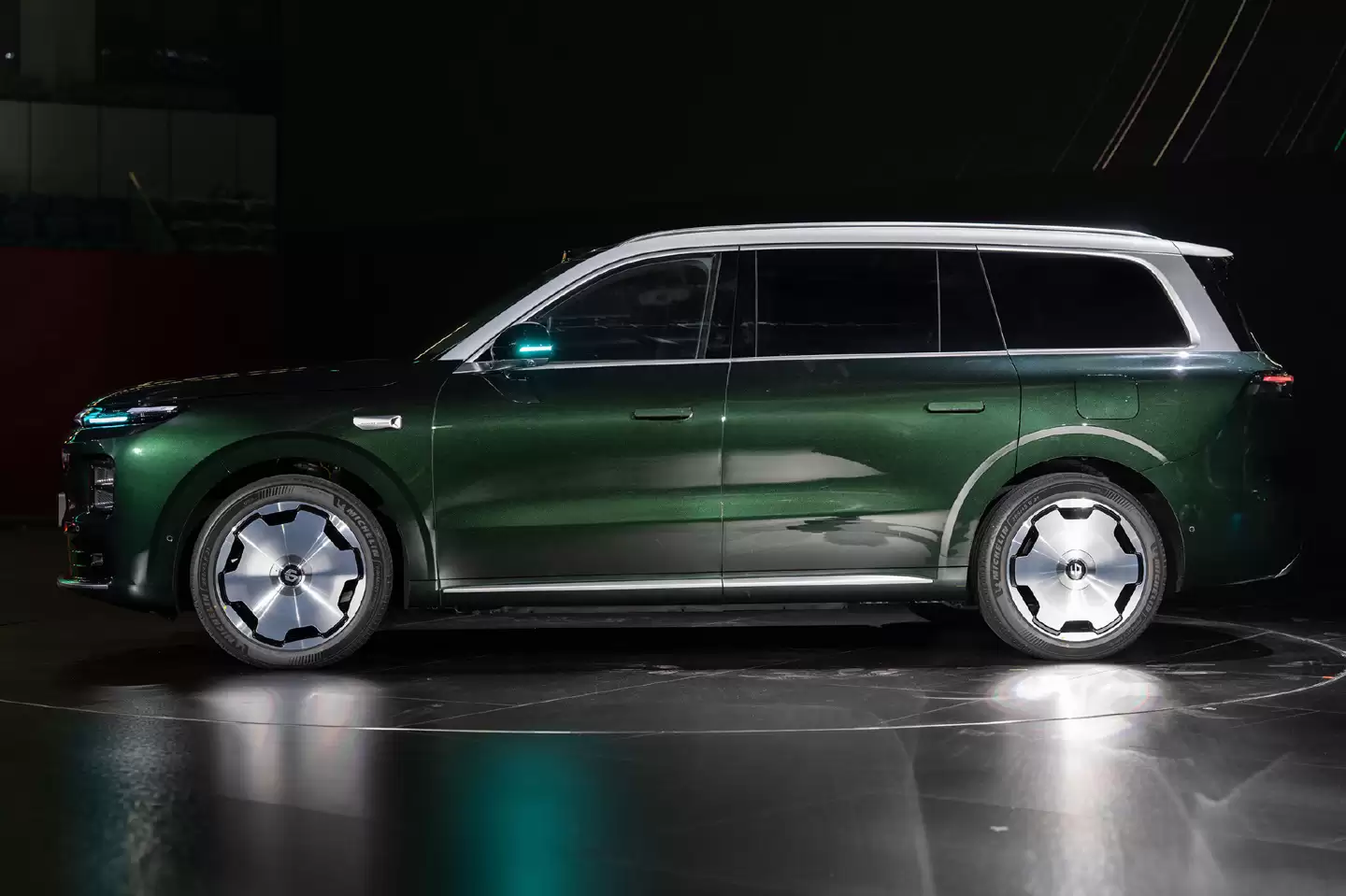 零跑 D十九 实车亮相 十周年发布会，预计明年上半年上市