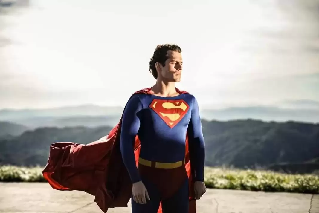 扎克·施奈德晒超人试装照：卡维尔首穿战衣定经典