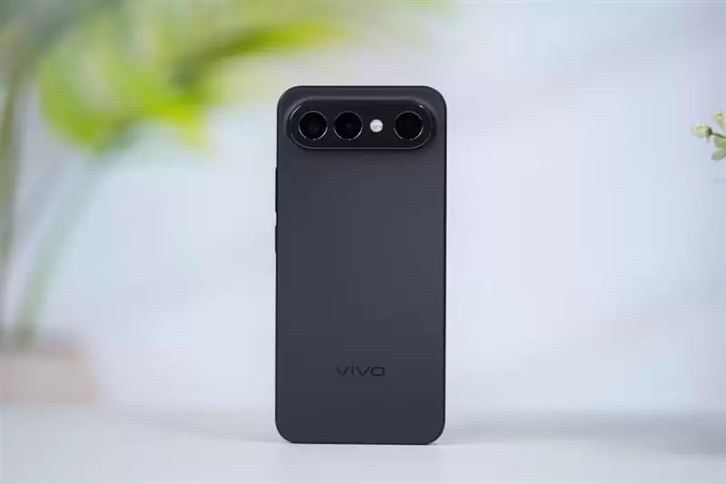 稳步迭代，全面超越：vivo S50 Pro mini 评测：小直屏旗舰的进化标杆