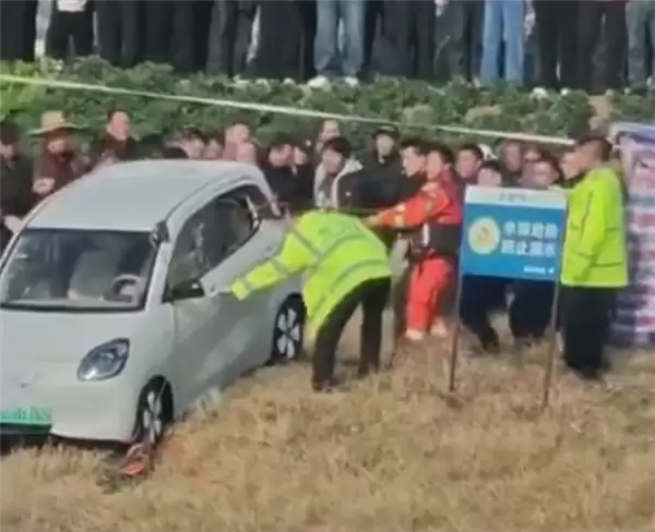 五菱宏光MINI EV失控冲进河里 女车主身亡!官方通报