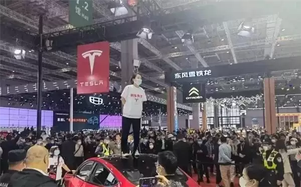 特斯拉申请限消车顶维权女车主:已生效