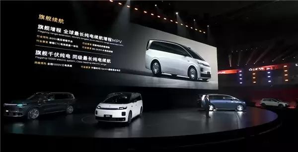 零跑首款MPV D99亮相:增程、纯电双动力 续航全球同级最长