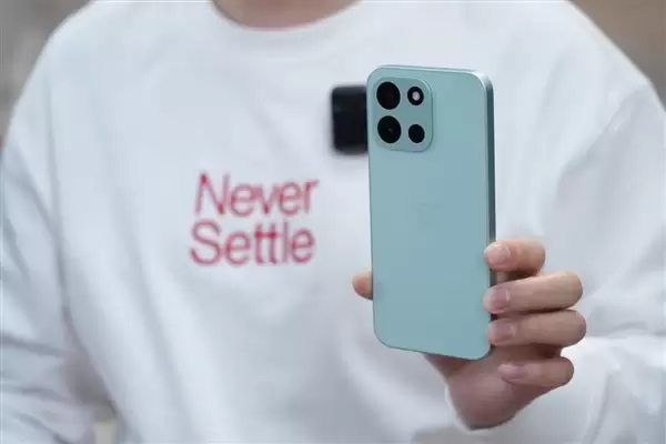 一加Turbo 6配置公布:骁龙8系旗舰+9000mAh超大电池