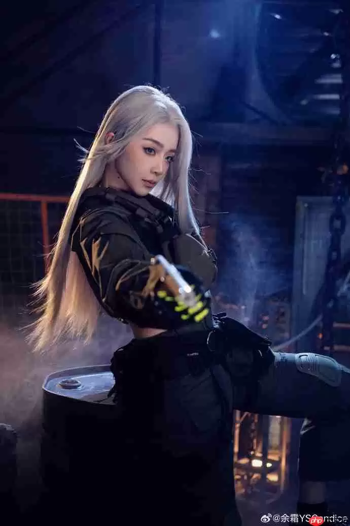 余霜COS《暗区突围》美图 白发侧颜超美丽