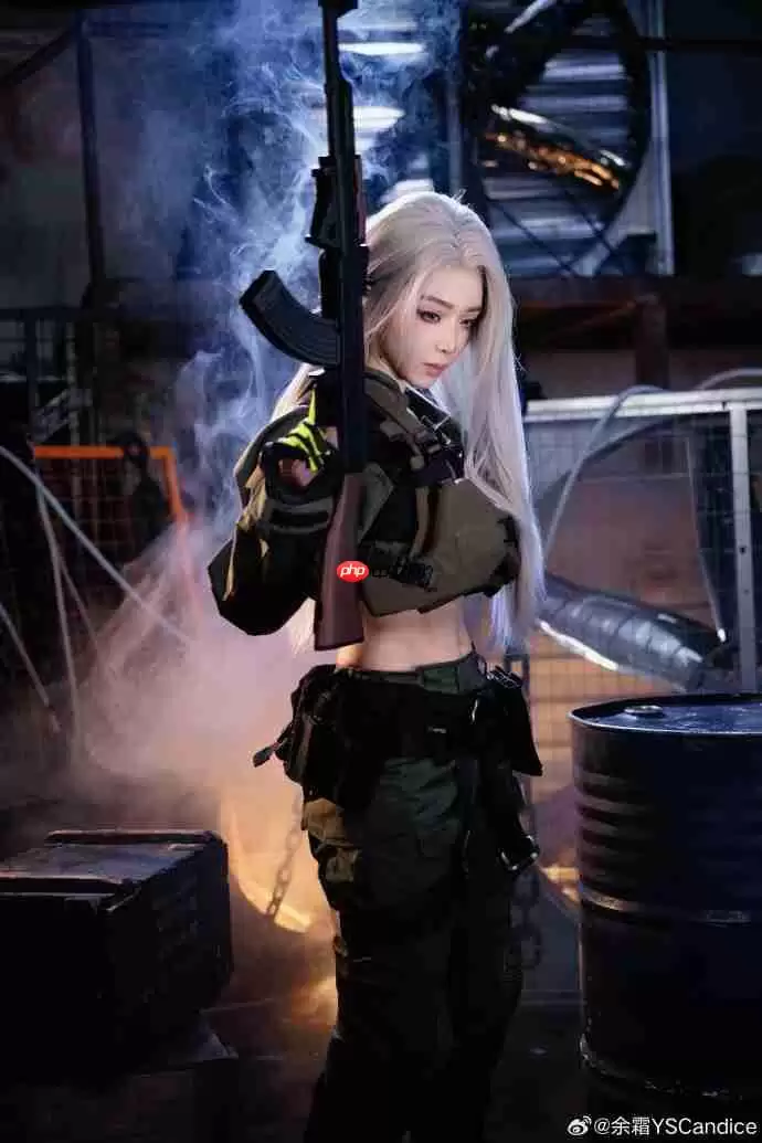 余霜COS《暗区突围》美图 白发侧颜超美丽