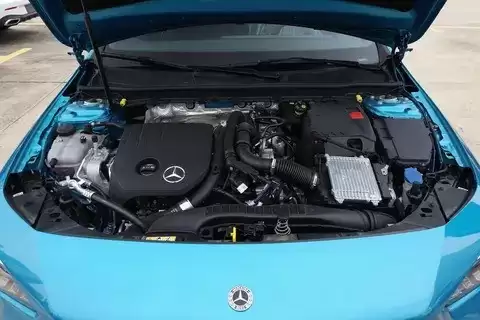 奔驰CLA全景天窗遮阳棚故障频发 车主需警惕脱轨卡滞隐患