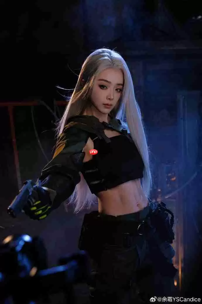 余霜COS《暗区突围》美图 白发侧颜超美丽