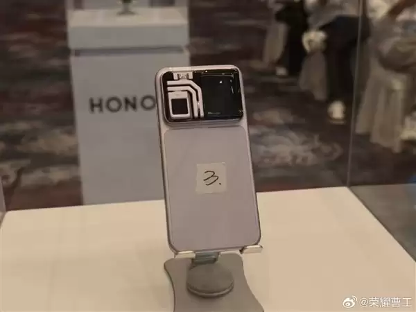 吴晓波展示荣耀ROBOT PHONE:世界上第一款手机机器人!