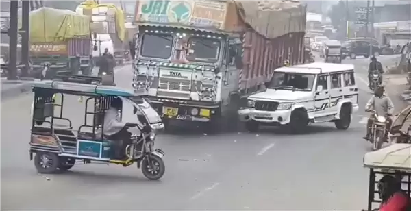 印度一满载大货车遭SUV强挤：避让时爆胎倾倒将其压扁