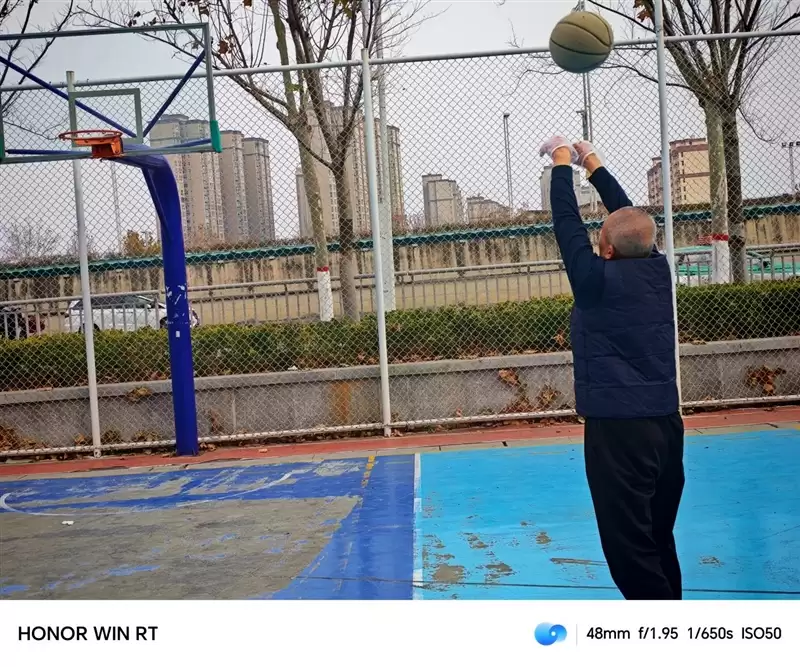 半年内没有对手!荣耀WIN RT评测:2699元首发1万mAh大电池 这才是性价比电竞机!