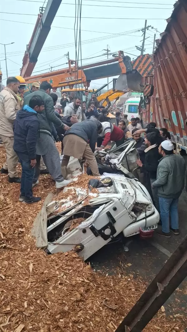 印度一满载大货车遭SUV强挤：避让时爆胎倾倒将其压扁