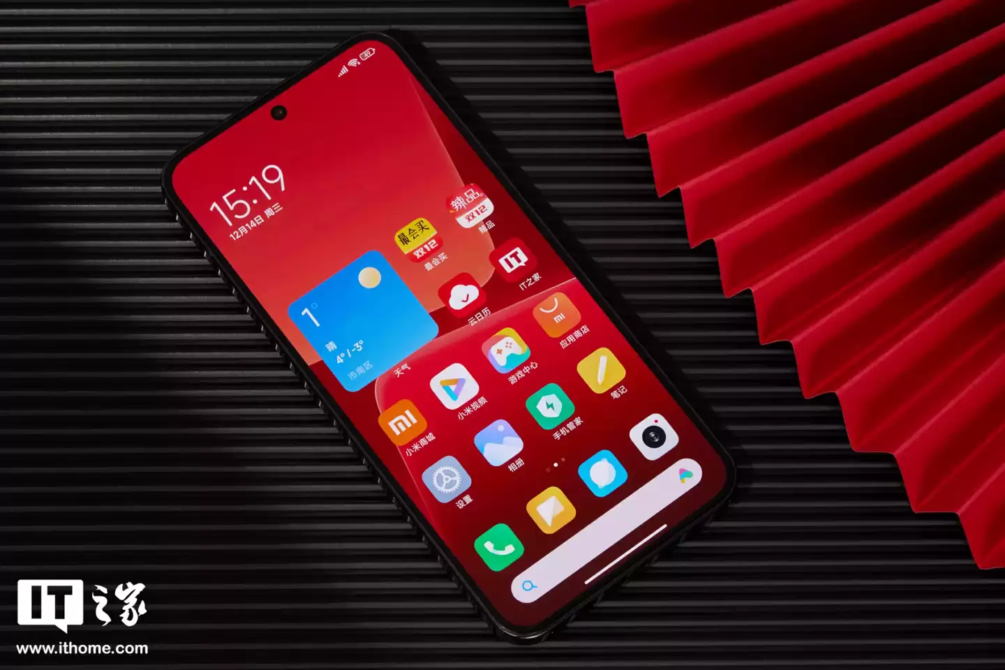 消息称苹果在做四曲屏和屏下前摄,国产厂商也启动类似项目