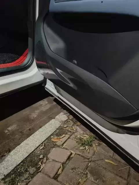 极氪001加装车门防踢垫实测:小巧实用但细节待考量