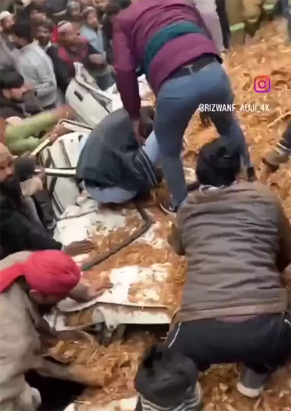 印度一满载大货车遭SUV强挤：避让时爆胎倾倒将其压扁