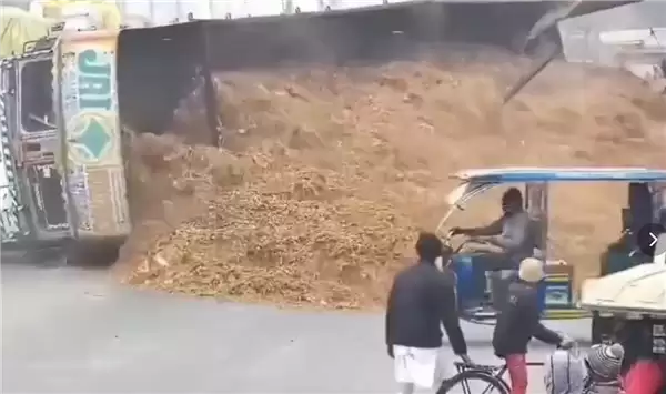 印度一满载大货车遭SUV强挤：避让时爆胎倾倒将其压扁