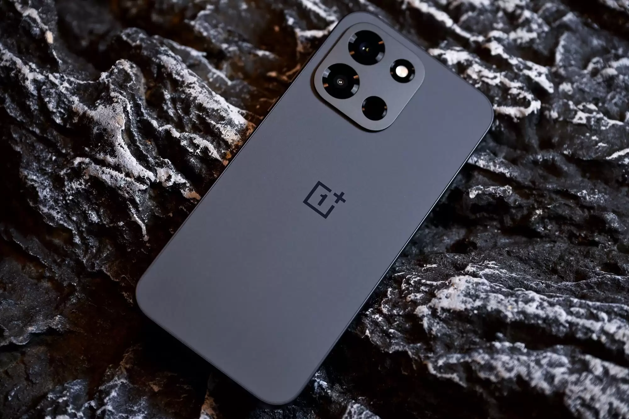 一加发布中端旗舰Turbo6：骁龙8s Gen4+165Hz高刷屏