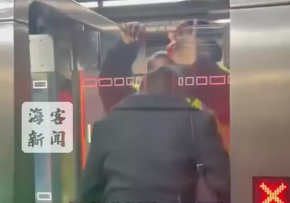 为防止逃票纽约地铁更换新闸机: 一女子直接被夹头