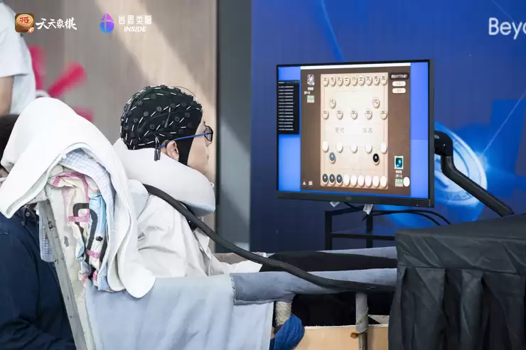 岩思类脑：50亿参数脑电大模型让“意念控制”不再是科幻