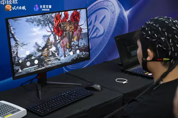 岩思类脑：50亿参数脑电大模型让“意念控制”不再是科幻