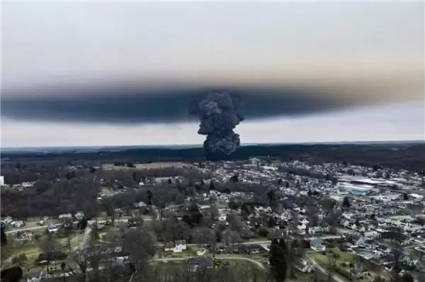 31节车厢跌落 美国再现火车脱轨事件：含毒化学品泄漏