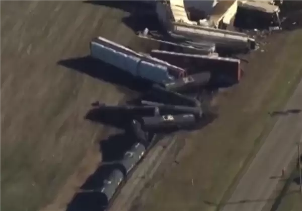 31节车厢跌落 美国再现火车脱轨事件：含毒化学品泄漏