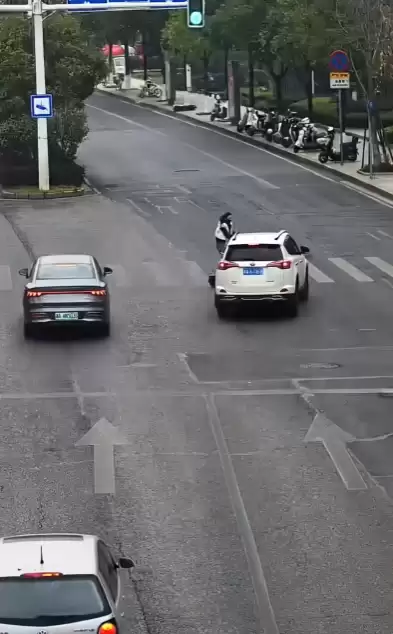 女子骑电动滑板车摔倒在路口 爬起继续闯红灯 结果鬼探头被撞