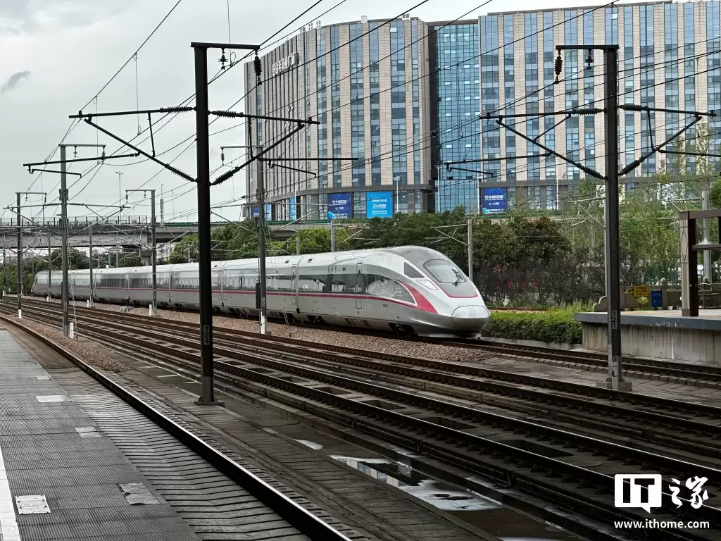 中国铁路 12306：2026 年元旦假期运输今天启动，为期 5 天预计发送旅客 7780 万人次