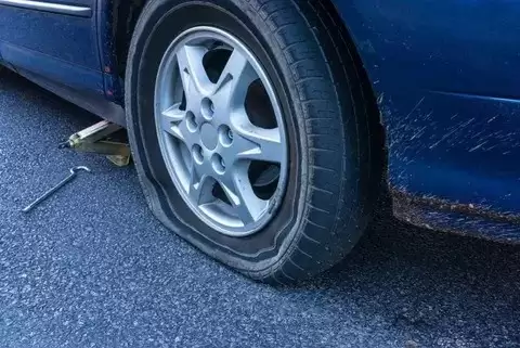 爆胎高危如何避?轮胎更换时机全解析