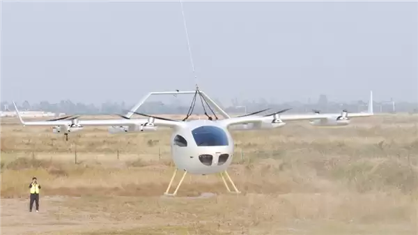 红旗天辇1号首飞成功 开启电动飞行汽车新时代