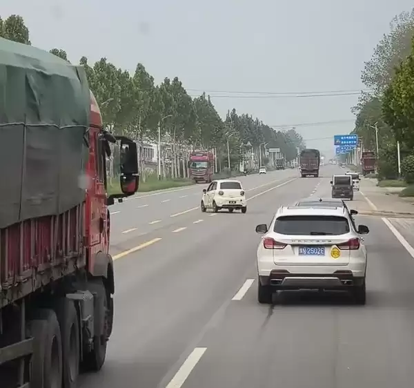 河北女主持疑被“老头乐”撞倒离世 网友呼吁治理交通乱象