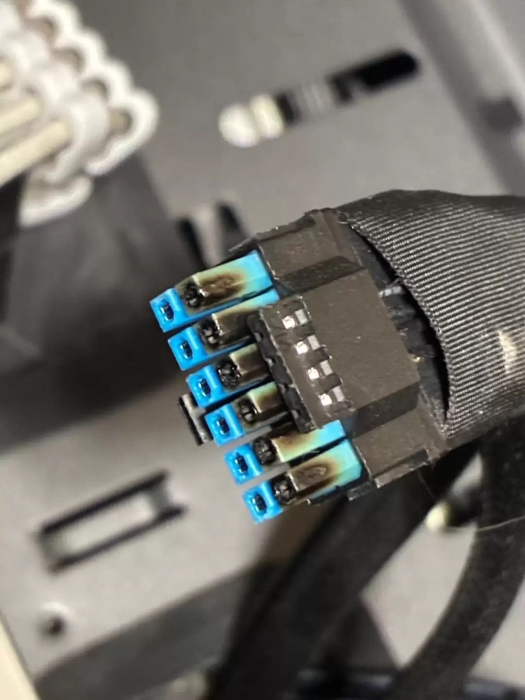 蓝宝石RX 9070 XT显卡再曝供电口烧毁，转接线设计安全引质疑