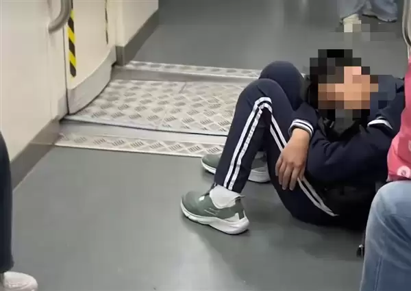 广州小孩坐地铁上学睡过23个站：横跨五个区睡到机场