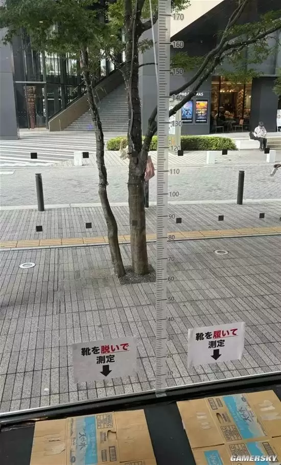 Live House禁穿厚底鞋 日本网友:长得矮就没人权?