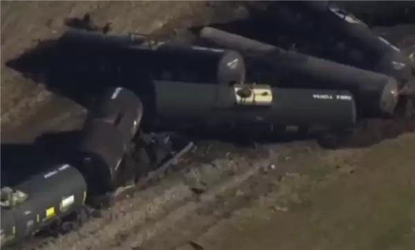 31节车厢跌落 美国再现火车脱轨事件：含毒化学品泄漏