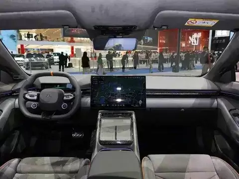 小鹏P7改款亮相:增程续航1200公里,智能驾控全面升级