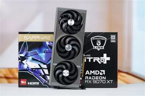 蓝宝石RX 9070 XT显卡评测:三风扇散热+RGB灯效惊艳亮相
