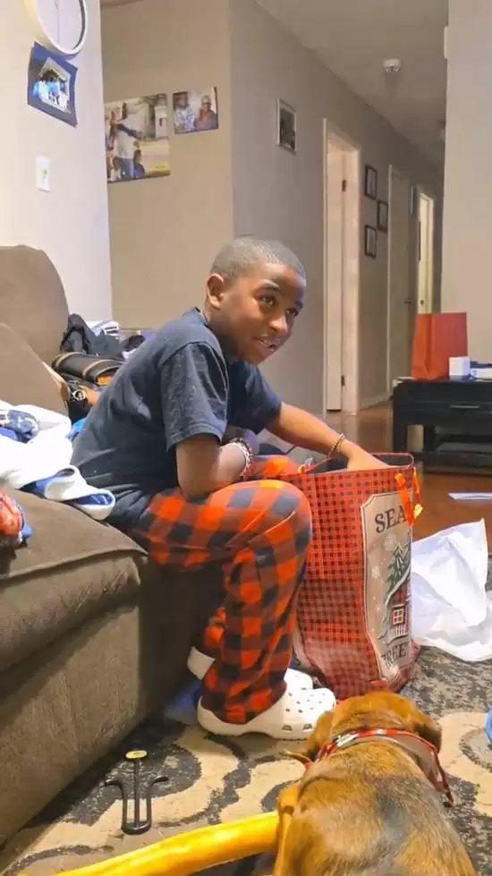 男孩期待PS5一年却只收到手柄 得知真相后看哭全网