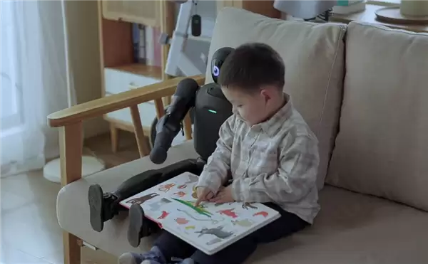 “稚晖君”发布全球首个个人机器人：轻松塞进背包拎着就能走