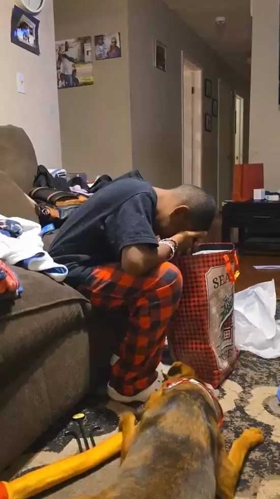 男孩期待PS5一年却只收到手柄 得知真相后看哭全网