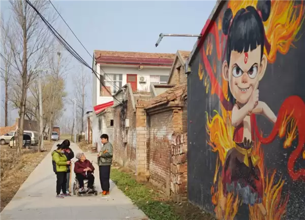 画得太逼真!河南天安门墙画村爆火 有商户1天赚2万:元旦涌进5万人