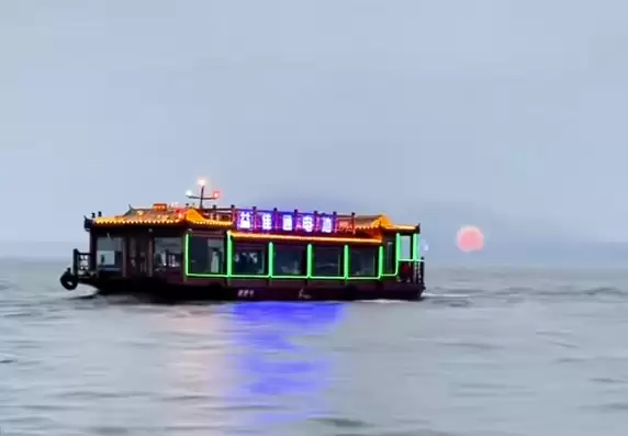 创意满分!武汉东湖将摩天轮爆改“人造太阳”:游客不白来