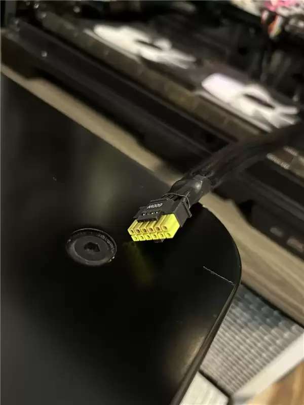 RTX 5090极限超频至1350W功耗,供电过热触发电源保护