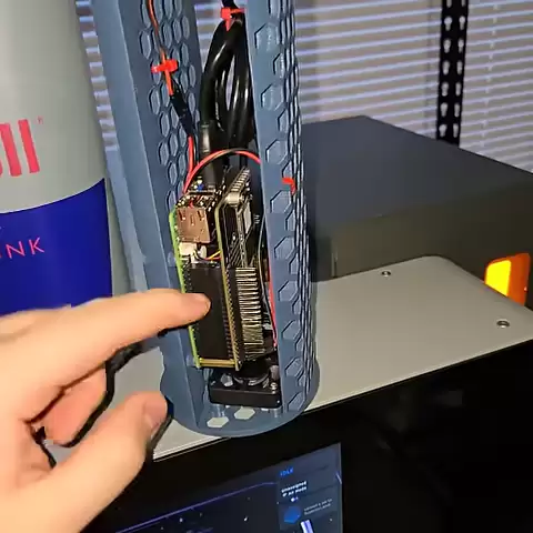 藏在“红牛易拉罐”中的迷你主机：高玩硬核改装树莓派，可运行多款经典游戏