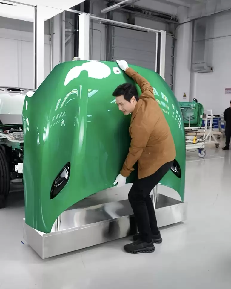 小米 YU7 为何采用长车头?雷军称好看且更安全,现场搬起前机盖