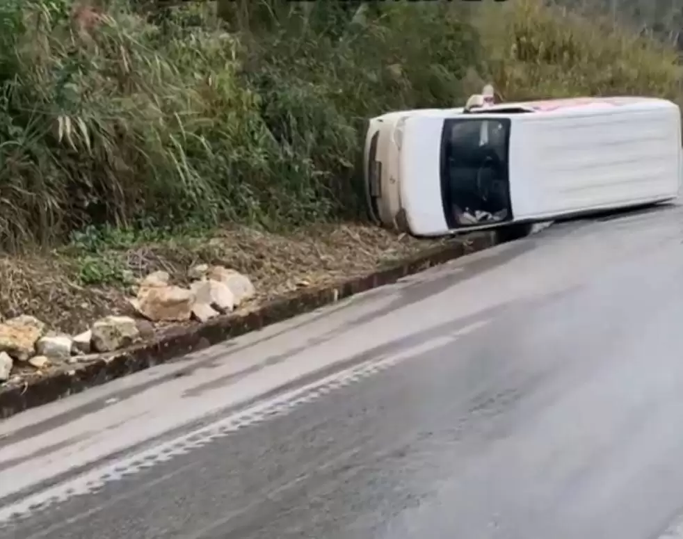 面包车侧翻司机淡定玩游戏引热议