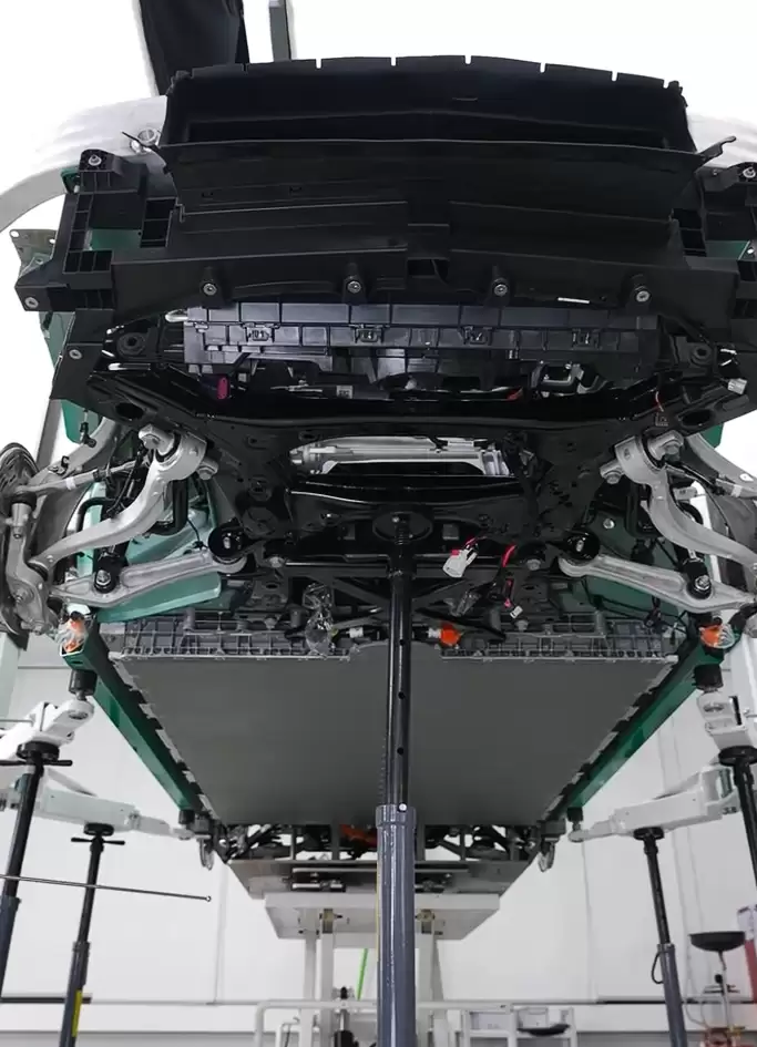 小米 YU7 为何采用长车头?雷军称好看且更安全,现场搬起前机盖