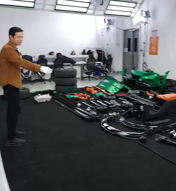 小米 YU7 为何采用长车头?雷军称好看且更安全,现场搬起前机盖